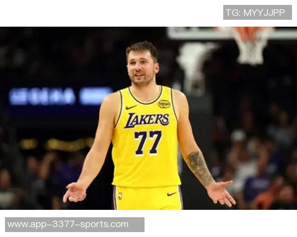 东契奇伤病状态升级为出战成疑明日能否回归NBA杯成焦点 东契奇伤病状态升级为出战成疑明日能否回归NBA杯成焦点